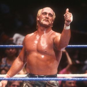 La légende du catch Hulk Hogan ne sentirait plus le bas de son corps après une opération du dos. Il serait contraint de se déplacer à l'aide d'une canne. C'est en tous cas ce qu'a déclaré Kurt Angle dans son podcast.
Backgrid USA / Bestimage