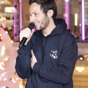 Vianney a réinterprété à sa sauce le titre Hallelujah de Léonard Cohen 
Vianney lors de l'inauguration du 130ème Noël aux Galeries Lafayette, et des illuminations des vitrines, à Paris. Le 14 novembre 2024
© Marc Ausset-Lacroix / Bestimage