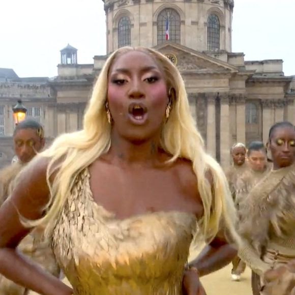 Aya Nakamura et la Garde Républicaine - Cérémonie d'ouverture des Jeux Olympiques (JO) de Paris 2024 le 26 juillet 2024.
© Capture France TV via Bestimage