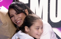 AyemNour avec son fils Ayvin sur le plateau de NRJ12, pour la fin de la chaîne de la TNT.