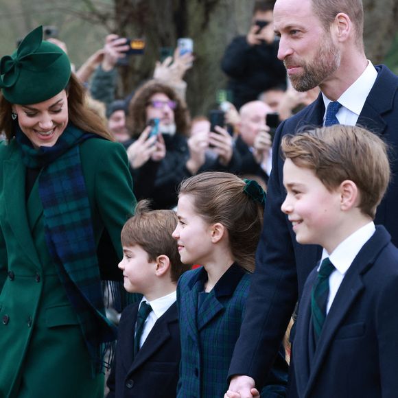 Selon une journaliste du "Times", le couple préfère rester en famille, lors de ce premier week-end des vacances scolaires. 
Catherine (Kate) Middleton, princesse de Galles, Prince Louis, Princesse Charlotte, Prince George, Le prince William, prince de Galles - La famille royale britannique se rend à la messe de Noël à Sandringham le 25 décembre 2024.
©Julien Burton / Bestimage