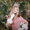 Arielle Dombasle se transforme pour partager son amour de Noël