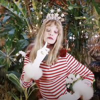 Arielle Dombasle se transforme pour partager son amour de Noël