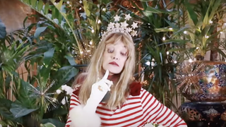 Arielle Dombasle se transforme pour partager son amour de Noël