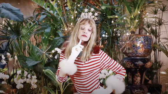 Arielle Dombasle se transforme pour partager son amour de Noël