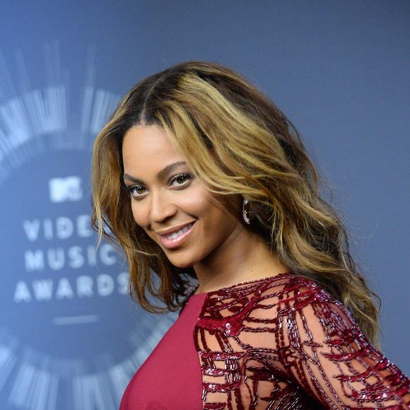 Beyoncé a prouvé une nouvelle fois son statut de Queen B durant ses trois dates à Paris. 

Beyonce pose avec son prix dans la pressroom des MTV Video Music Awards à Inglewood
©Agence / Bestimage