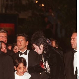 Elle balaie d'ailleurs les nouvelles accusations déposées contre le chanteur, en février 2026, y voyant une tentative opportuniste liée à la médiatisation du nouveau film.

Archives - Michael Jackson en visite au Festival de Cannes. 

©Bestimage