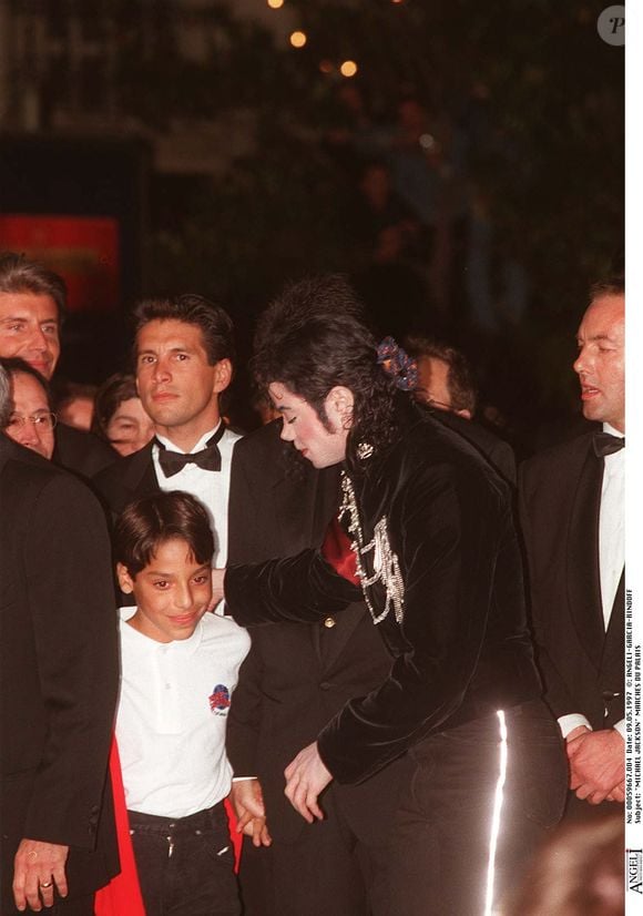 Elle balaie d'ailleurs les nouvelles accusations déposées contre le chanteur, en février 2026, y voyant une tentative opportuniste liée à la médiatisation du nouveau film.

Archives - Michael Jackson en visite au Festival de Cannes. 

©Bestimage