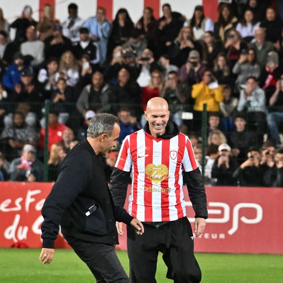 Nikos Aliagas et Zinedine Zidane ont donné le coup d'envoi symbolique durant la première édition du « match des légendes » opposant l'équipe des Légendes, les anciens de Cannes, à l'équipe des Etoiles avec pour capitaine Didier Deschamps, au stade Pierre de Coubertin à Cannes, le 30 octobre 2025. Les Légendes cannoises, coachées par Luis Fernandez et supportées par Zinedine Zidane qui portait les couleurs cannoises, mais qui n'a pas joué, ont remporté le match 3 à 2. Tous les bénéfices de la soirée seront reversés aux associations les Etoiles de l'Espoir, à l'association Adrien et à l'association Clin d'Oeil, qui oeuvrent pour les plus démunis et la jeunesse. © Bruno Bebert / Dominique Jacovides / Bestimage