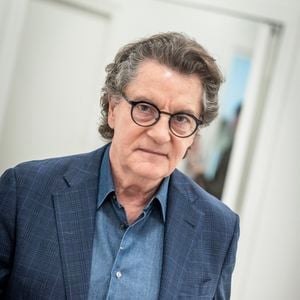 Exclusif - Francis Cabrel en backstage de l'enregistrement de l'émission "Serge Lama, le dernier rappel" présentée par F. Bollaert, diffusée le vendredi 21 novembre 2025 sur France 3 à 21h10, au théâtre Marigny à Paris, France, le 29 avril 2025. © Clovis-Moreau/Bestimage