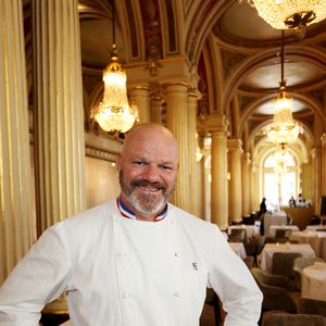 Exclusif - Le médiatique chef Philippe Etchebest ("Cauchemar en cuisine", "Top chef") pose dans son restaurant le "Quatrième Mur" le jour de son ouverture à Bordeaux le 8 Septembre 2015. Agence / Bestimage