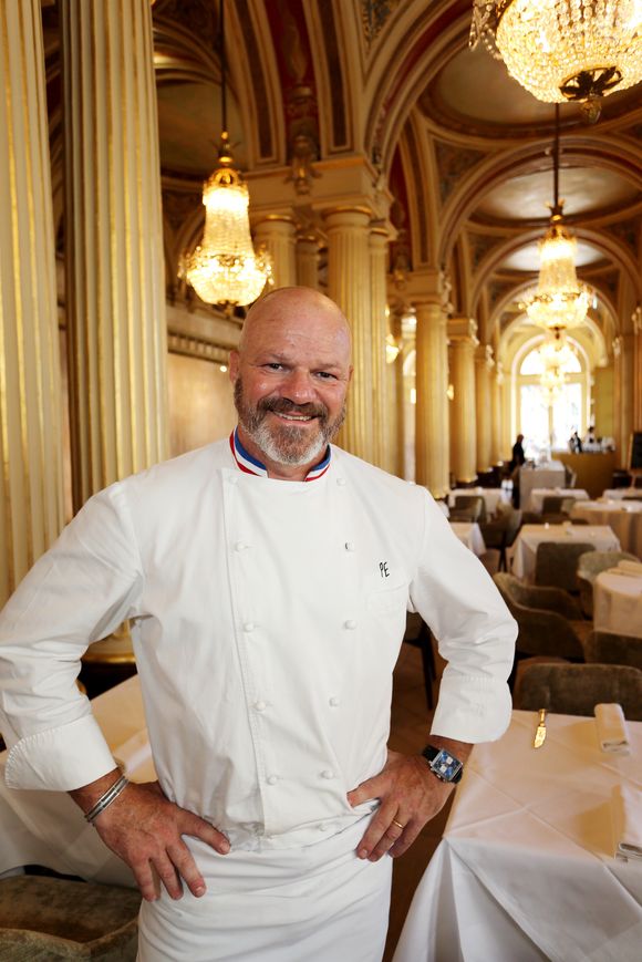 Exclusif - Le médiatique chef Philippe Etchebest ("Cauchemar en cuisine", "Top chef") pose dans son restaurant le "Quatrième Mur" le jour de son ouverture à Bordeaux le 8 Septembre 2015. Agence / Bestimage