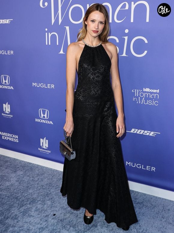 La chanteuse belge Angèle (robe Chanel) assiste à la cérémonie "Billboard Women In Music" à Inglewood (Californie), le 1er mars 2023