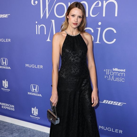 La chanteuse belge Angèle (robe Chanel) assiste à la cérémonie "Billboard Women In Music" à Inglewood (Californie), le 1er mars 2023