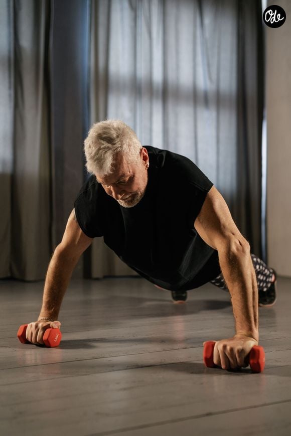 Alvaro Puche, coach sportif, alerte sur les risques d'un mode de vie trop sédentaire.

Pexels