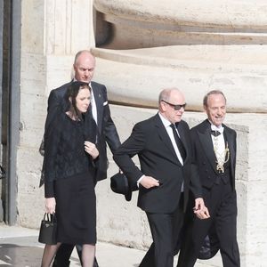 Charlene et Albert de Monaco arrivent à la messe en hommage au pape François ce samedi 26 avril à Rome  Backgrid UK/ Bestimage