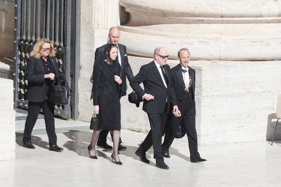 Charlene et Albert de Monaco arrivent à la messe en hommage au pape François ce samedi 26 avril à Rome  Backgrid UK/ Bestimage