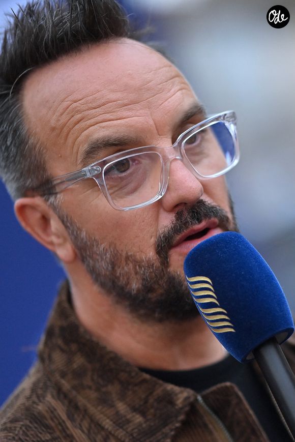 "Je ne vais pas dans les stations balnéaires où on fait payer des repas à 400 boules parce que moi je considère qu'on peut manger avec un budget à 25/ 30 euros aujourd'hui", a-t-il affirmé. 

Jarry, lors de la séance photo du film « LE JOUR J » dans le cadre du 18e Festival du film francophone d'Angoulême, le 27 août 2025, à Angoulême, en France. Photo de Franck Castel/Abbaca.com