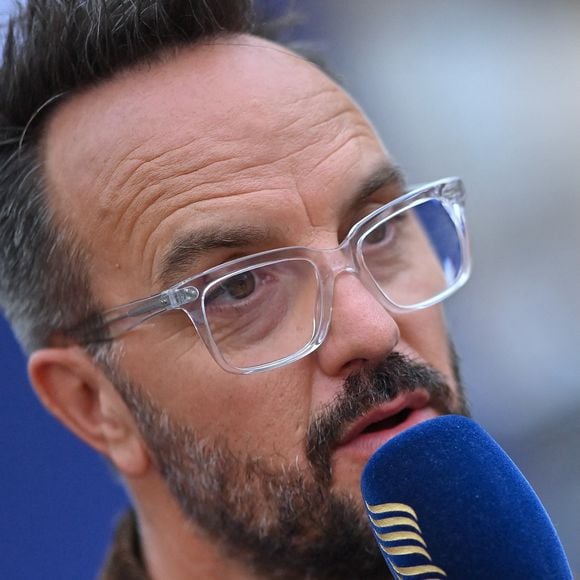 "Je ne vais pas dans les stations balnéaires où on fait payer des repas à 400 boules parce que moi je considère qu'on peut manger avec un budget à 25/ 30 euros aujourd'hui", a-t-il affirmé. 

Jarry, lors de la séance photo du film « LE JOUR J » dans le cadre du 18e Festival du film francophone d'Angoulême, le 27 août 2025, à Angoulême, en France. Photo de Franck Castel/Abbaca.com