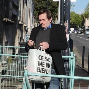 Pierre Palmade est sorti de la prison de Bordeaux, il purgera sa peine sous bracelet électronique à son domicile. Le 16 avril 2025
L’humoriste, à qui un aménagement de peine a été accordé pour purger sa condamnation après un grave accident de la route en Seine-et-Marne, a quitté ce mercredi matin la prison de Gradignan, près de Bordeaux. Agence / Bestimage