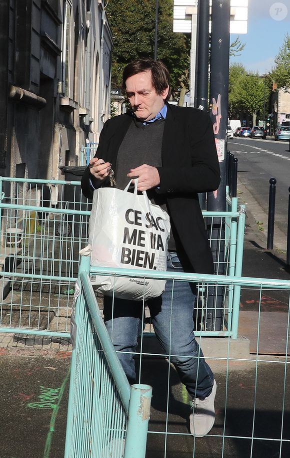 Pierre Palmade est sorti de la prison de Bordeaux, il purgera sa peine sous bracelet électronique à son domicile. Le 16 avril 2025
L’humoriste, à qui un aménagement de peine a été accordé pour purger sa condamnation après un grave accident de la route en Seine-et-Marne, a quitté ce mercredi matin la prison de Gradignan, près de Bordeaux. Agence / Bestimage