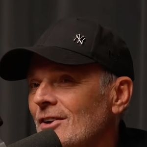 Laurent Baffie aux commandes d'un nouveau numéro de son podcast Coloscopie de  (Capture d'écran).