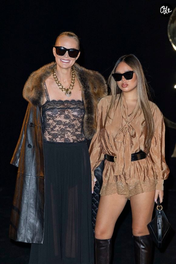 Laeticia Hallyday et sa fille Joy - Photocall du défilé Saint Laurent Collection Femme Prêt-à-Porter Printemps/Eté 2027 lors de la Fashion Week de Paris (PFW) à la Fontaine du Trocadéro, à Paris, France, le 29 septembre 2026. © Olivier Borde/Bestimage