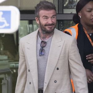Exclusif - La famille Beckham (David Beckham, sa femme Victoria, Cruz Beckham, sa compagne Jackie Apostel, Roméo Beckham, sa compagne Kim Turnbull et Harper Seven) arrive à l'aéroport de Paris-Le Bourget, en provenance de bordeaux où il a passé l après midi dans un vignoble, pour fêter les 50 ans de David Beckham (2 mai 1975) à Paris, France, le 2 mai 2025. © Bestimage