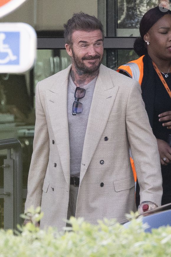 Exclusif - La famille Beckham (David Beckham, sa femme Victoria, Cruz Beckham, sa compagne Jackie Apostel, Roméo Beckham, sa compagne Kim Turnbull et Harper Seven) arrive à l'aéroport de Paris-Le Bourget, en provenance de bordeaux où il a passé l après midi dans un vignoble, pour fêter les 50 ans de David Beckham (2 mai 1975) à Paris, France, le 2 mai 2025. © Bestimage