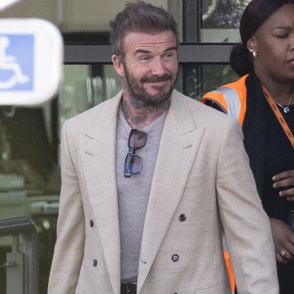 Exclusif - La famille Beckham (David Beckham, sa femme Victoria, Cruz Beckham, sa compagne Jackie Apostel, Roméo Beckham, sa compagne Kim Turnbull et Harper Seven) arrive à l'aéroport de Paris-Le Bourget, en provenance de bordeaux où il a passé l après midi dans un vignoble, pour fêter les 50 ans de David Beckham (2 mai 1975) à Paris, France, le 2 mai 2025. © Bestimage