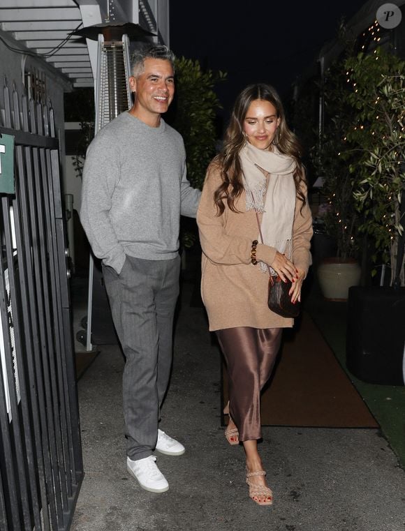 19/05/2024 EXCLUSIF : Jessica Alba et Cash Warren sont sortis pour célébrer leur 16ème anniversaire de mariage à Los Angeles. L'actrice américaine portait un foulard, une veste beige, une robe en soie marron et des talons assortis.