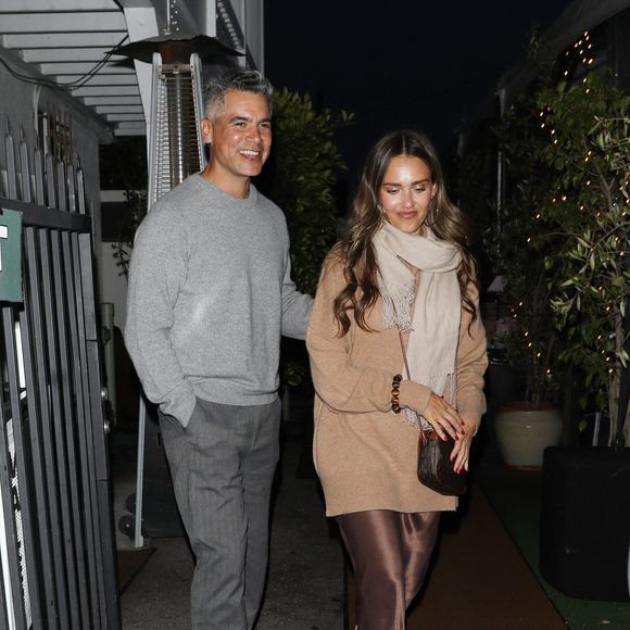 19/05/2024 EXCLUSIF : Jessica Alba et Cash Warren sont sortis pour célébrer leur 16ème anniversaire de mariage à Los Angeles. L'actrice américaine portait un foulard, une veste beige, une robe en soie marron et des talons assortis.
