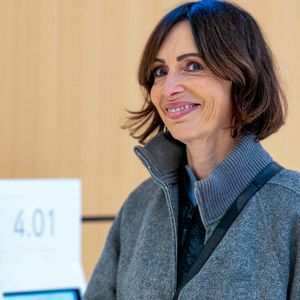 Géraldine Maillet, compagne de Daniel Riolo - Arrivées au tribunal correctionnel de Paris en marge du procès en diffamation entre Didier Deschamps et Daniel Riolo, le 20 novembre 2025.

 © Pierre Perusseau/Bestimage