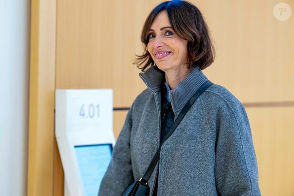 Géraldine Maillet, compagne de Daniel Riolo - Arrivées au tribunal correctionnel de Paris en marge du procès en diffamation entre Didier Deschamps et Daniel Riolo, le 20 novembre 2025.

 © Pierre Perusseau/Bestimage