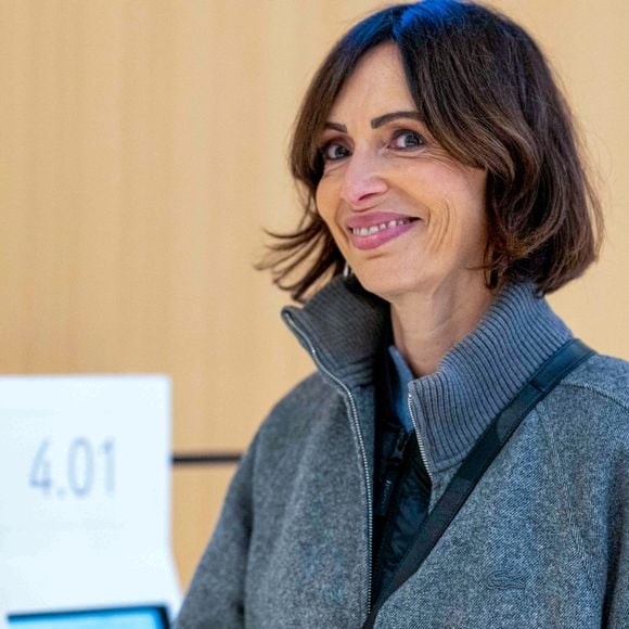 Géraldine Maillet, compagne de Daniel Riolo - Arrivées au tribunal correctionnel de Paris en marge du procès en diffamation entre Didier Deschamps et Daniel Riolo, le 20 novembre 2025.

 © Pierre Perusseau/Bestimage