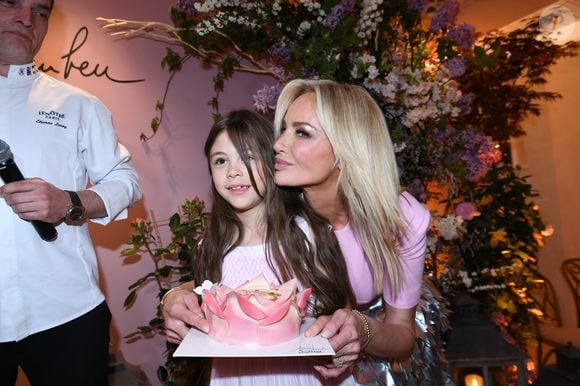 Très fière, Adriana Karembeu a félicité sa fille dans un moment de grande tendresse.

Adriana Karembeu avec sa fille Nina - A l'occasion de la fête des Mères, Adriana Karembeu et Lenôtre s'associent pour créer l'entremets "Nina" au Pré Catelan à Paris le 29 avril 2025. © Rachid Bellak/Bestimage