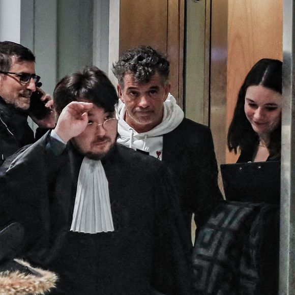 Stéphane Plaza sort avec son avocat Hugo Yokoyama, après le verdict de son procès pour violences sur deux anciennes compagnes, à Paris, France, le 18 février 2025. © Chrstophe Clovis/Bestimage
