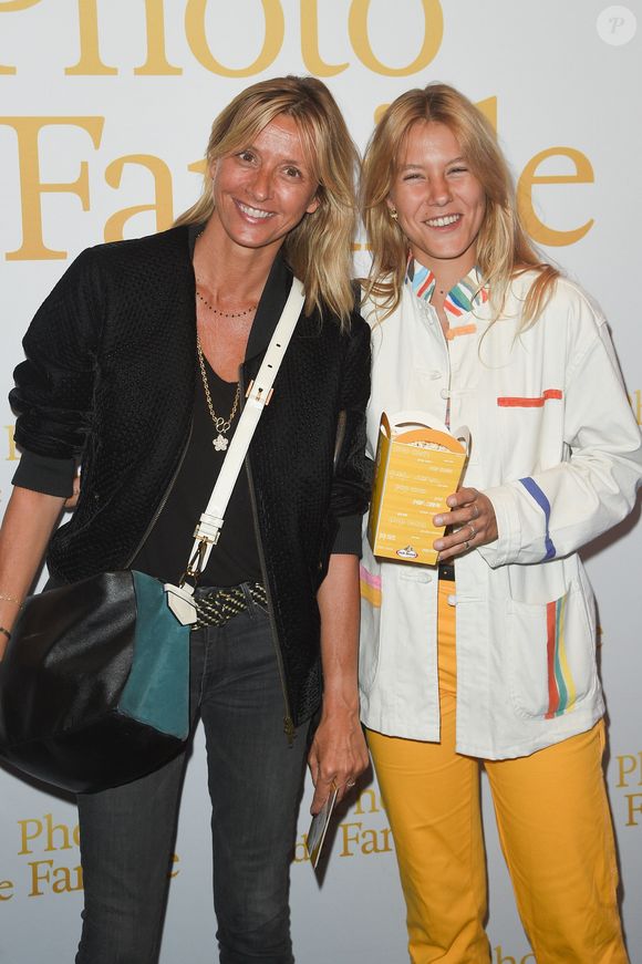 Dans une interview avec sa mère à La Tribune du Dimanche, elle a confié être partie à l'étranger

Sarah Lavoine avec sa fille Yasmine - Avant-première du film "Photo de Famille" au cinéma UGC Ciné Cité Les Halles à Paris, France, le 3 septembre 2018. © Coadic Guirec/Bestimage