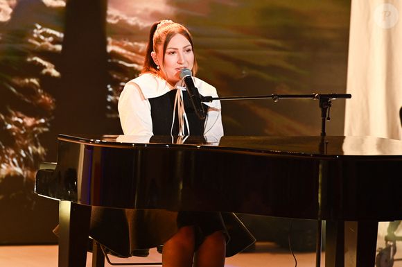 Enfin, Michel Drucker mettra en avant la chanteuse phénomène Linh, certifiée disque d'or en début d'année et qui viendra donner de la voix.

Exclusif - Linh - Enregistrement de l'émission "Vivement dimanche" au studio Gabriel, présentée par M.Drucker, et diffusée sur France 3 le 22 juin 2025. 
© Guillaume Gaffiot / Bestimage