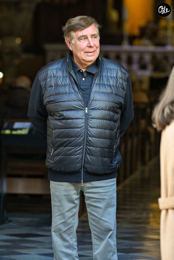 Jean-Pierre Foucault lui a répondu avec humour : "Dis donc, sale gosse, c'est mon chien, it's my dog !".

Jean-Pierre Foucault aux obsèques d'Evelyne Leclercq en la cathédrale Sainte-Réparate de Nice, France, le 13 janvier 2026. © Bruno Bebert/Bestimage