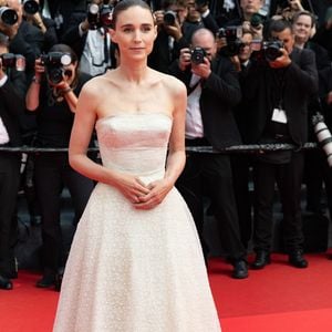 Sa compagne Rooney Mara était aussi sur le tapis rouge, mais pas avec son amoureux

Rooney Mara - Montée des marches du film « Eddington » lors du 78ème Festival International du Film de Cannes, au Palais des Festivals à Cannes. Le 16 mai 2025
© Olivier Borde / Bestimage