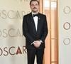 Installé non loin de la table occupée par la star, Benjamin Castaldi a pu observer la réaction bouleversée de l'employé de salle face au montant astronomique du pourboire. 

Leonardo DiCaprio - Photocall de la 98ème cérémonie des Oscars au Dolby Theatre à Los Angeles, le 15 mars 2026. Photocall de la 98ème cérémonie des Oscars au Dolby Theatre à Los Angeles, le 15 mars 2026.