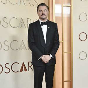 Installé non loin de la table occupée par la star, Benjamin Castaldi a pu observer la réaction bouleversée de l'employé de salle face au montant astronomique du pourboire. 

Leonardo DiCaprio - Photocall de la 98ème cérémonie des Oscars au Dolby Theatre à Los Angeles, le 15 mars 2026. Photocall de la 98ème cérémonie des Oscars au Dolby Theatre à Los Angeles, le 15 mars 2026.