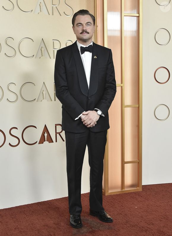 Installé non loin de la table occupée par la star, Benjamin Castaldi a pu observer la réaction bouleversée de l'employé de salle face au montant astronomique du pourboire. 

Leonardo DiCaprio - Photocall de la 98ème cérémonie des Oscars au Dolby Theatre à Los Angeles, le 15 mars 2026. Photocall de la 98ème cérémonie des Oscars au Dolby Theatre à Los Angeles, le 15 mars 2026.