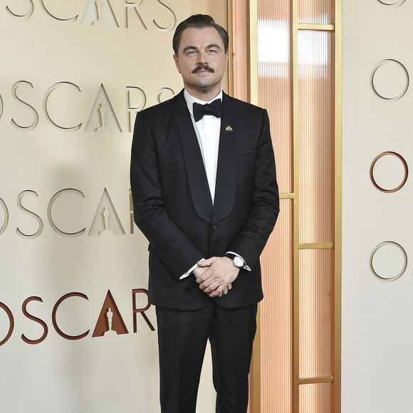 Installé non loin de la table occupée par la star, Benjamin Castaldi a pu observer la réaction bouleversée de l'employé de salle face au montant astronomique du pourboire. 

Leonardo DiCaprio - Photocall de la 98ème cérémonie des Oscars au Dolby Theatre à Los Angeles, le 15 mars 2026. Photocall de la 98ème cérémonie des Oscars au Dolby Theatre à Los Angeles, le 15 mars 2026.