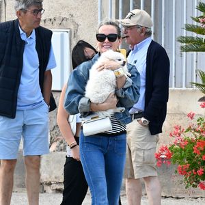 Exclusif - Prix spécial - No Web - Laeticia Hallyday et sa fille Joy -  Laeticia Hallyday sort d'un déjeuner en famille à Marseillan le 2 juillet 2024.
Laeticia Hallyday et ses filles Jade et Joy (qui résident depuis quelques jours dans la propriété familiale du Cap-d'Ail) ont déjeuné à Marseillan  avec Elyette Boudou "Mamie Rock" (qui fêtera ses 89 ans le 5 juillet prochain), accompagné de son père André Boudou et sa fille Alcéa (demi soeur de Laeticia). Toute la famille est allée déjeuner à la crêperie "La Maison de Camille" à Marseillan.

--- Pour infos voir vendeur ---