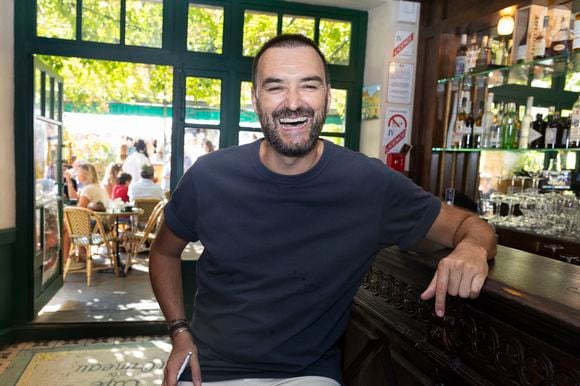 En écoutant Cyril Lignac décrire les saveurs, elle réapprend à les chercher et à les reconnaître. Exclusif - Cyril Lignac - Séance de dédicaces "Les plumes de Ramatuelle" au café de l'Ormeau en marge du 41ème Festival de Ramatuelle le 7 aout 2025. © Cyril Bruneau / Festival de Ramatuelle / Bestimage