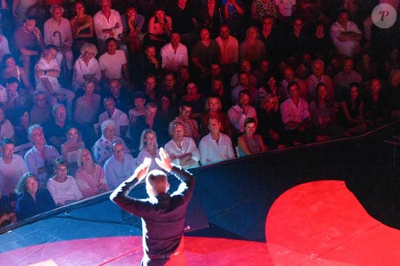 Exclusif - Dany Boon sur scène, le président Emmanuel Macron et sa femme Brigitte dans le public au spectacle de Dany Boon "Clown n'est pas un métier" lors du 41ème Festival de Ramatuelle le 12 août 2025
© Cyril Bruneau / Bestimage