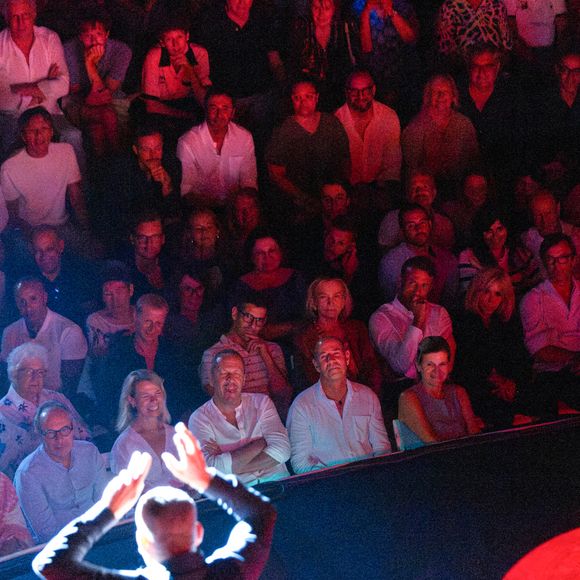Exclusif - Dany Boon sur scène, le président Emmanuel Macron et sa femme Brigitte dans le public au spectacle de Dany Boon "Clown n'est pas un métier" lors du 41ème Festival de Ramatuelle le 12 août 2025
© Cyril Bruneau / Bestimage