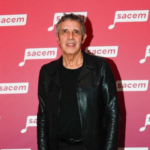 Exclusif -Julien Clerc - Photocall de la soirée en hommage à Jean-Loup Dabadie à la SACEM à Neuilly-sur-Seine, le 07 avril 2025. © Christophe Clovis / Bestimage